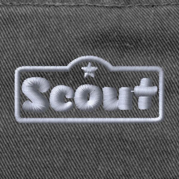 Scout Logo gestickt weiß, Druck vorne in Nahaufnahme